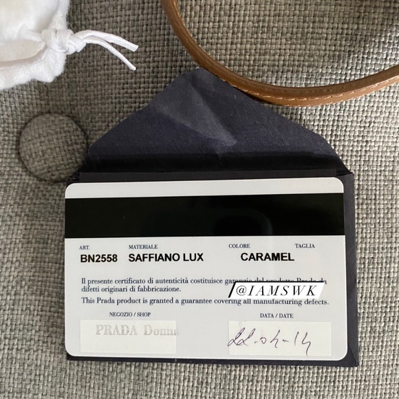 Authentic Prada Tote in Saffiano Lux. - Picture 13 of 15